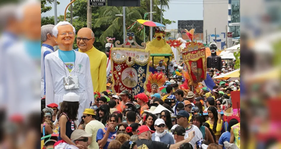 Imagem ilustrativa da imagem Festa da alegria : Pinto da Madrugada arrasta uma multidão pelas ruas de Maceió 