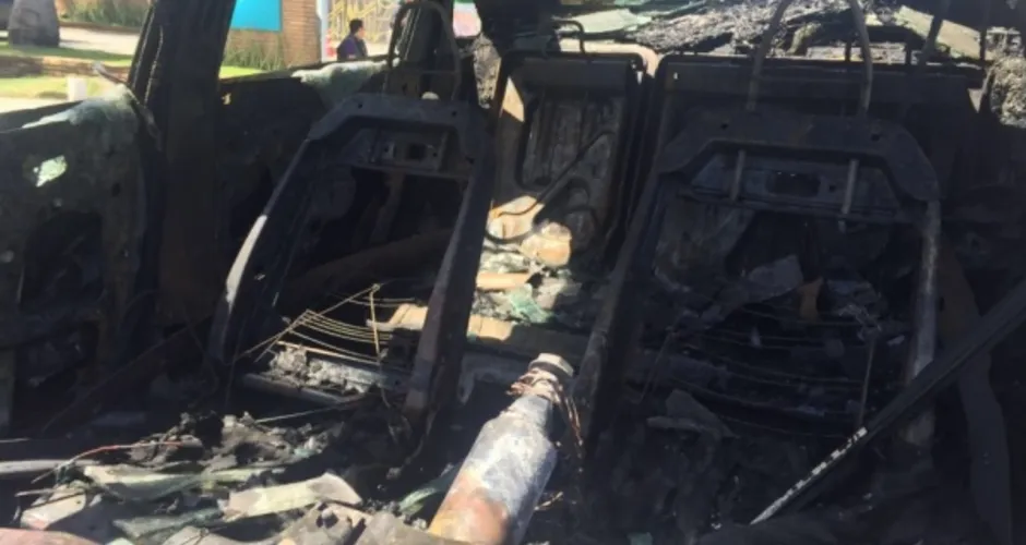 Imagem ilustrativa da imagem Veículo fica destruído após pegar fogo na praia da Jatiúca