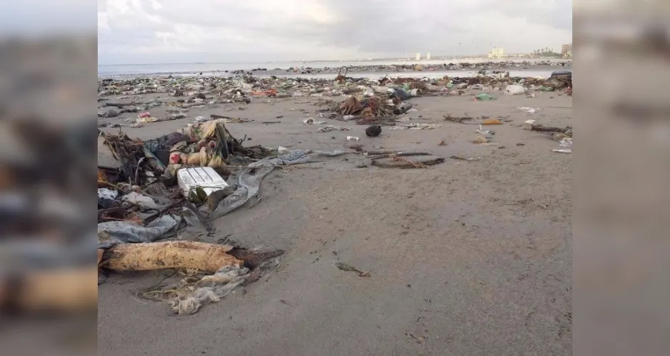 Imagem ilustrativa da imagem VÍDEO: Tempestade gera apagão em Maceió e leva toneladas de lixo à praia