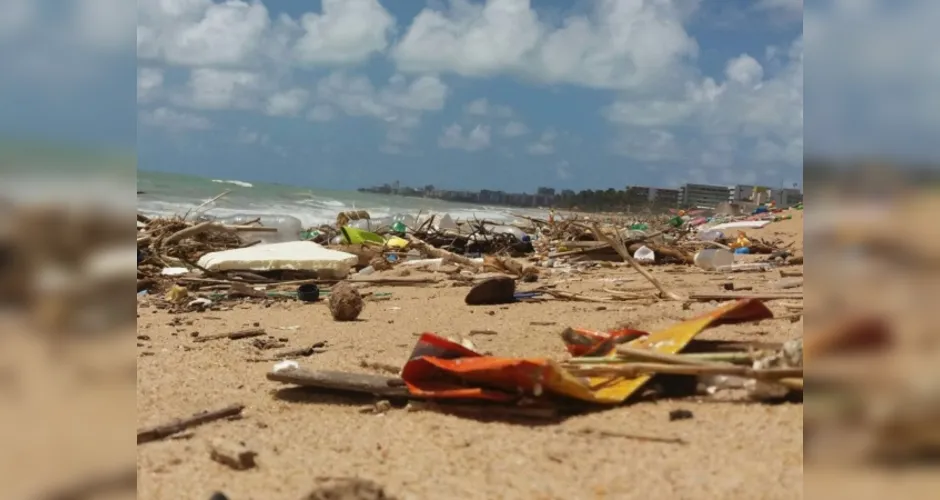 Imagem ilustrativa da imagem VÍDEO: Tempestade gera apagão em Maceió e leva toneladas de lixo à praia