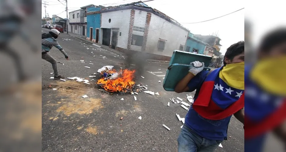 Imagem ilustrativa da imagem Estudantes protestam contra redução de poder do Parlamento na Venezuela