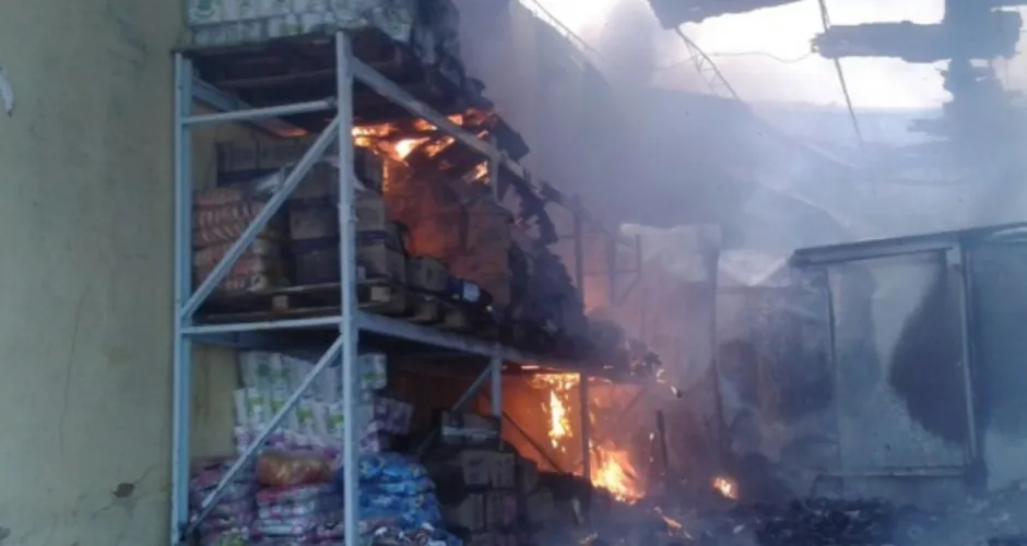 Imagem ilustrativa da imagem Incêndio destrói armazém no Mercado e parte do teto desaba