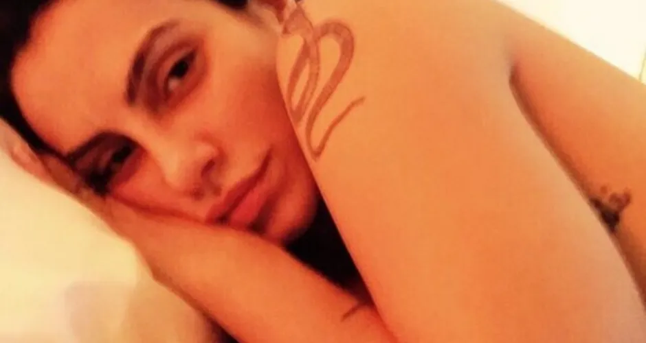 Imagem ilustrativa da imagem Cleo Pires posa de topless e comemora: 'Feliz dia da mulher'