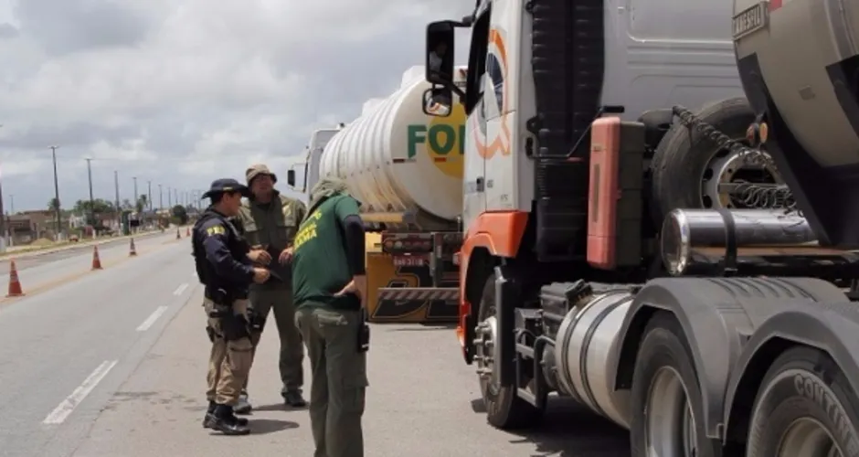 Imagem ilustrativa da imagem Caminhões são flagrados durante operação na BR-101 burlando lei ambiental 