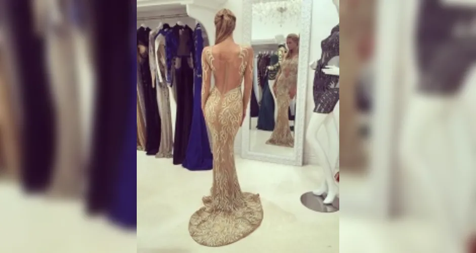Imagem ilustrativa da imagem Paris Hilton posa usando vestidos sensuais