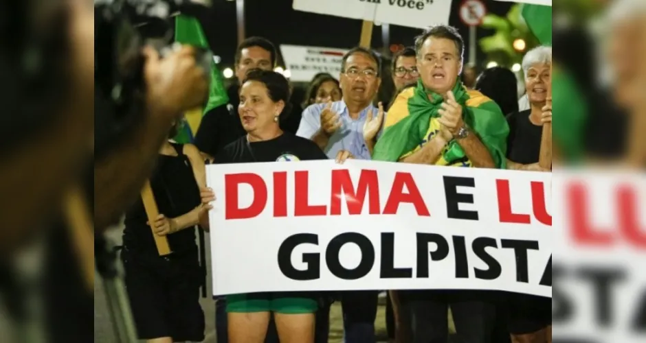 Imagem ilustrativa da imagem Manifestantes acampam na orla da Ponta Verde em protesto contra Dilma