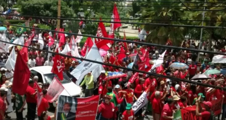 Imagem ilustrativa da imagem Manifestantes fazem caminhada a favor da presidente Dilma Rousseff