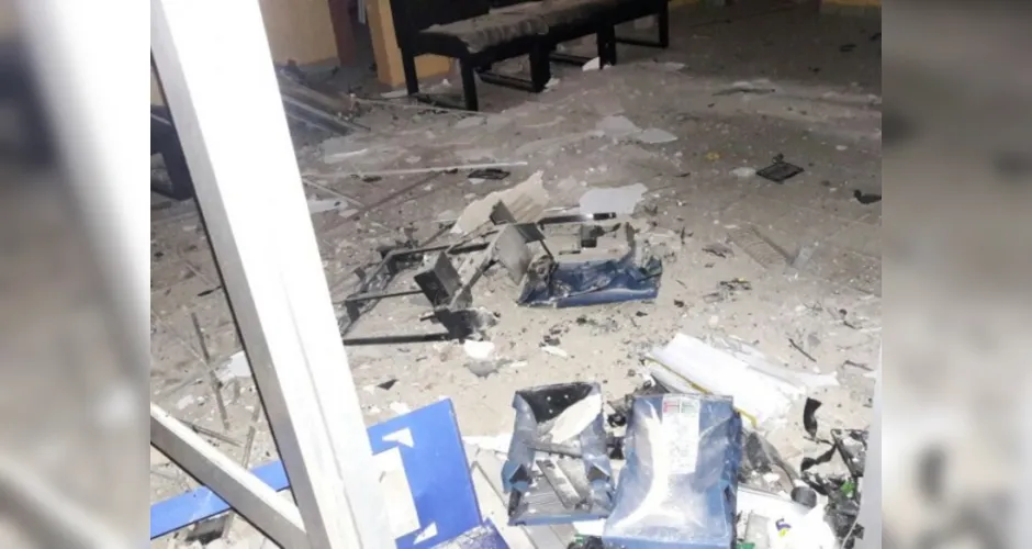 Imagem ilustrativa da imagem Bandidos armados rendem vigilante e explodem caixa eletrônico em Coruripe