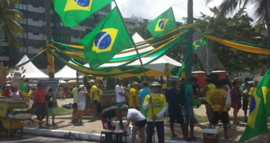 Imagem ilustrativa da imagem Manifestantes pró e contra Dilma fazem vigília em Maceió para acompanhar votação