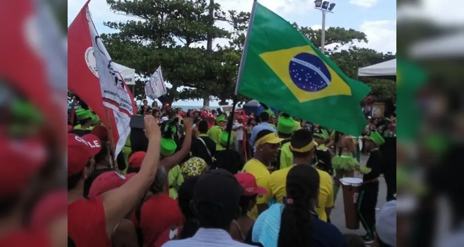 Imagem ilustrativa da imagem Manifestantes pró e contra impeachment de Dilma dividem orla de Maceió 