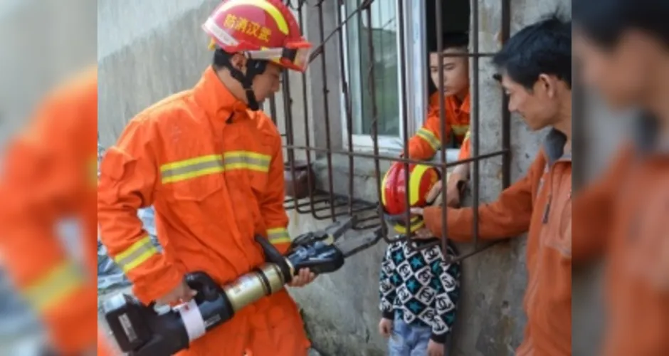 Imagem ilustrativa da imagem Menino é resgatado após entalar cabeça em grade de janela na China