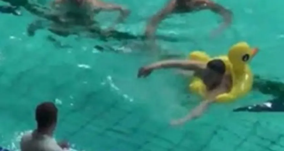 Imagem ilustrativa da imagem Com boia infantil, homem invade piscina em seletiva olímpica da Rússia