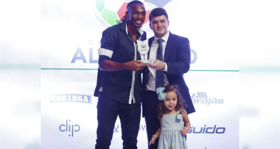 Imagem ilustrativa da imagem Melhores do Campeonato alagoano 2016 são premiados em festa da FAF e TV Gazeta