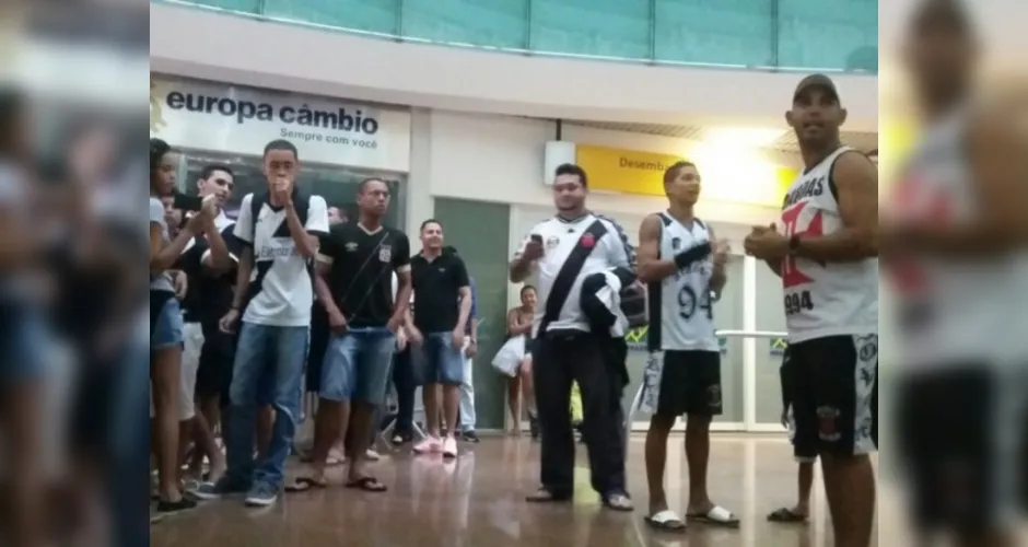 Imagem ilustrativa da imagem Torcedor recebe Vasco com festa no aeroporto Zumbi dos Palmares