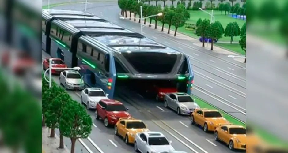 Imagem ilustrativa da imagem China apresenta 'ônibus do futuro', que leva 1.200 pessoas e trafega sobre carro