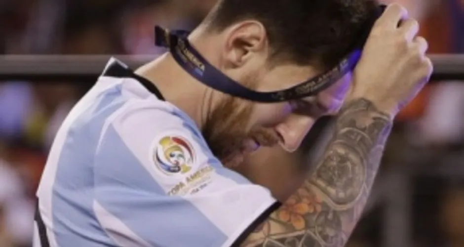 Imagem ilustrativa da imagem Messi perde pênalti, e Argentina é vice pela segunda vez seguida para Chile