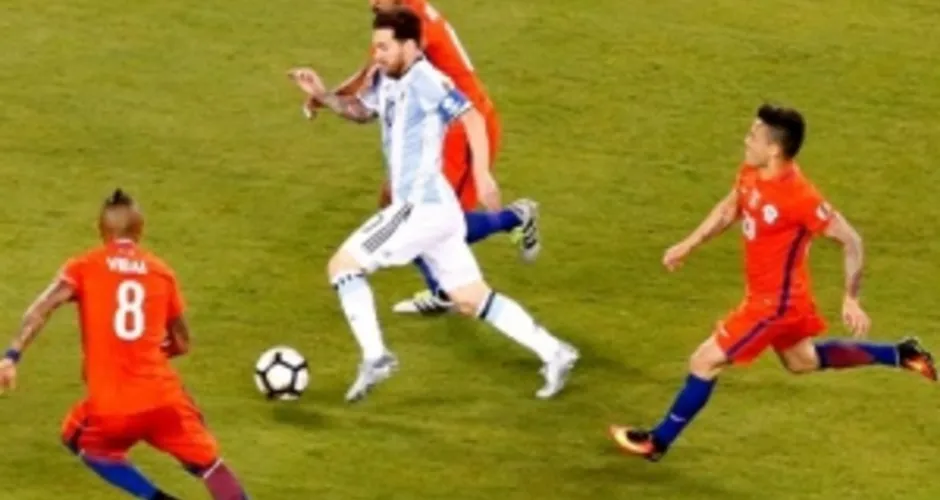 Imagem ilustrativa da imagem Messi perde pênalti, e Argentina é vice pela segunda vez seguida para Chile
