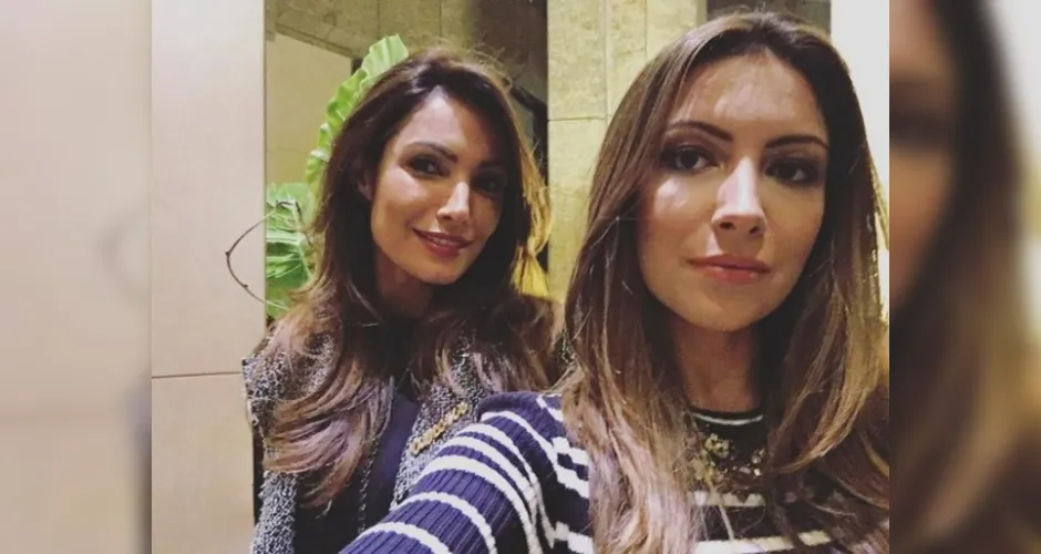 Imagem ilustrativa da imagem Patrícia Poeta faz selfie com a irmã e fãs perguntam: São gêmeas?