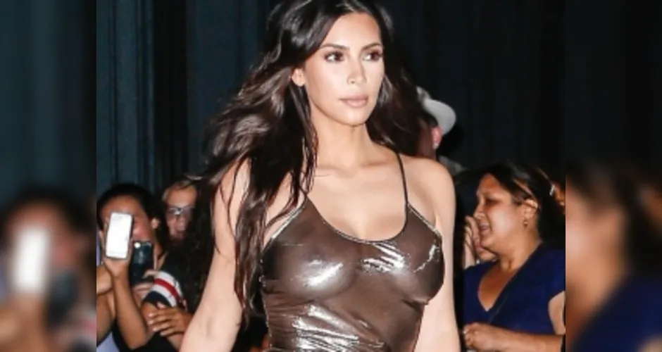 Imagem ilustrativa da imagem Kim Kardashian investe em look exótico e acaba mostrando demais