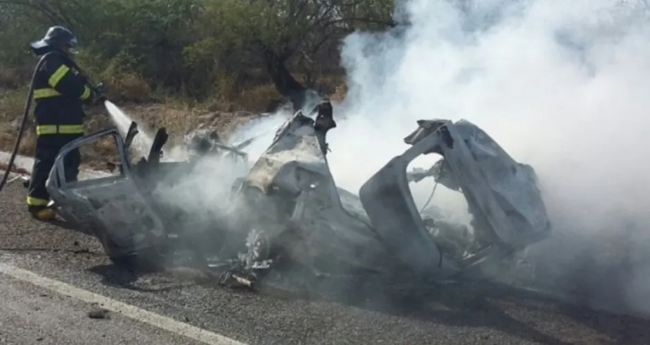 Imagem ilustrativa da imagem Policial morre carbonizado após colisão entre carreta e veículo de passeio