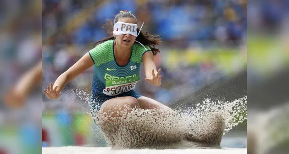 Imagem ilustrativa da imagem Silvânia bate rival no último salto e voa para o ouro no Rio; Lorena é bronze