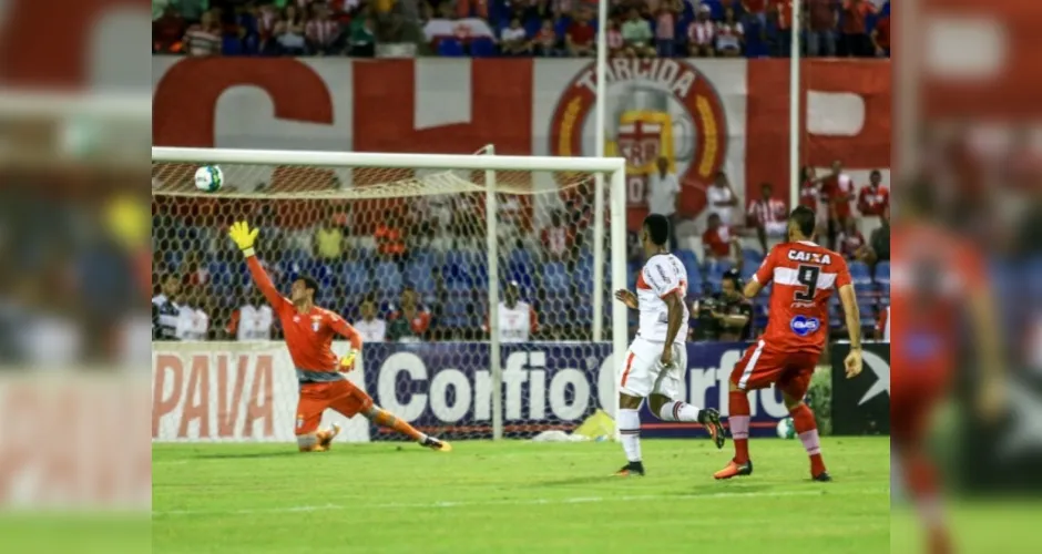 Imagem ilustrativa da imagem Com gols de Neto Baiano, CRB vence Joinville e assume 7º lugar na Série B