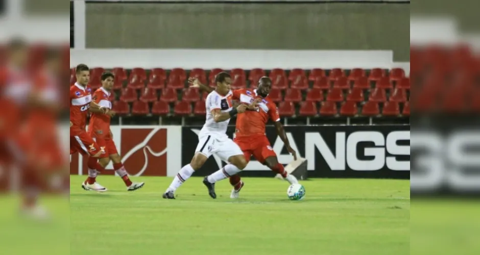 Imagem ilustrativa da imagem Com gols de Neto Baiano, CRB vence Joinville e assume 7º lugar na Série B