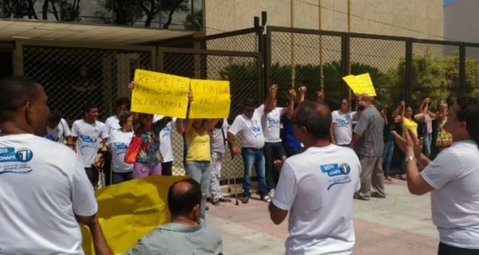 Imagem ilustrativa da imagem Membros da Adefal protestam contra suspensão de pleito eleitoral