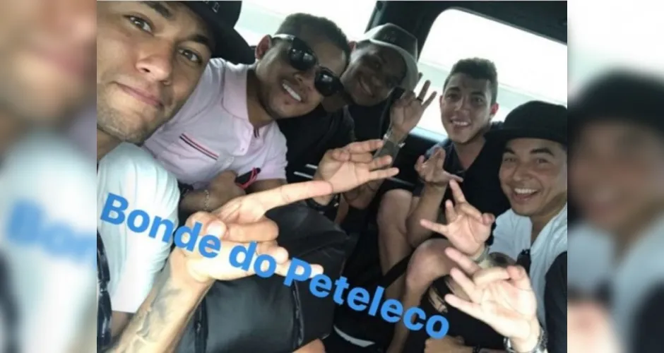 Imagem ilustrativa da imagem Neymar e 'parças' tomam 'bronca' do Detran-SP no Facebook por não usar cinto