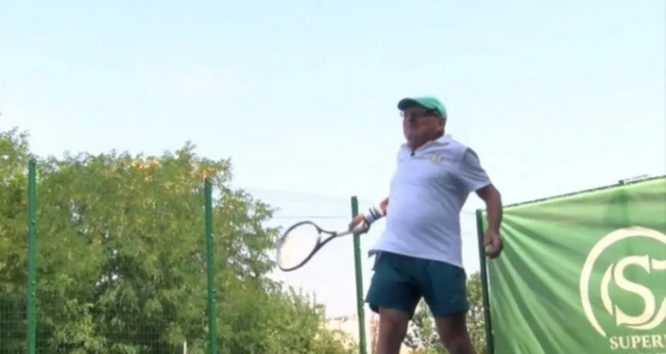 Imagem ilustrativa da imagem Boa forma de um jogador de tênis de 93 anos