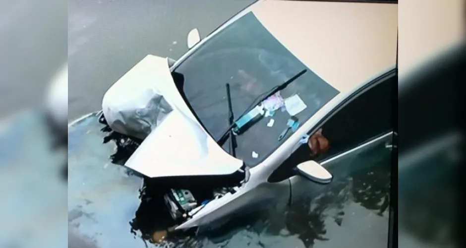 Imagem ilustrativa da imagem Motorista perde controle e carro cai na ponte do Mirante da Sereia, em Maceió
