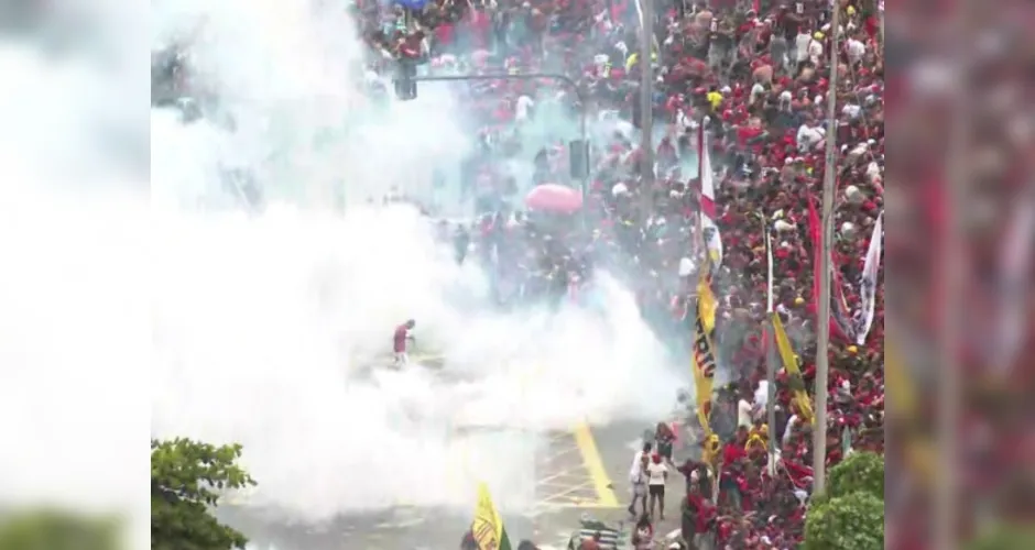 Imagem ilustrativa da imagem Desfile do Flamengo para comemorar o título da Libertadores termina em confusão