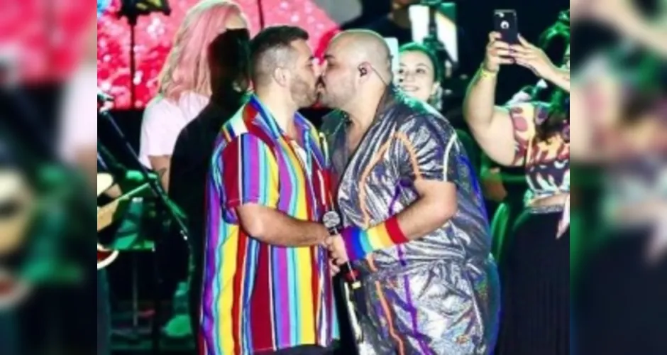Imagem ilustrativa da imagem Neto de Silvio Santos dá beijão no marido em cima do palco
