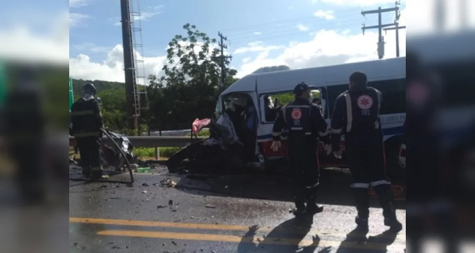 Imagem ilustrativa da imagem Acidente entre carro e van deixa um morto e sete feridos graves em Marechal
