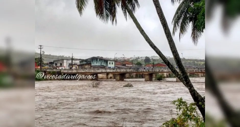 Imagem ilustrativa da imagem VÍDEOS: Chuvas intensas deixam cidades ribeirinhas em estado de alerta 