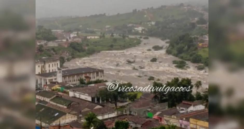 Imagem ilustrativa da imagem VÍDEOS: Chuvas intensas deixam cidades ribeirinhas em estado de alerta 
