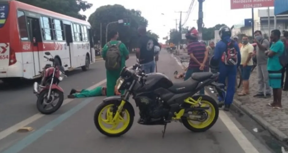 Imagem ilustrativa da imagem Acidente entre motos deixa três feridos na Av. Durval de Góes Monteiro