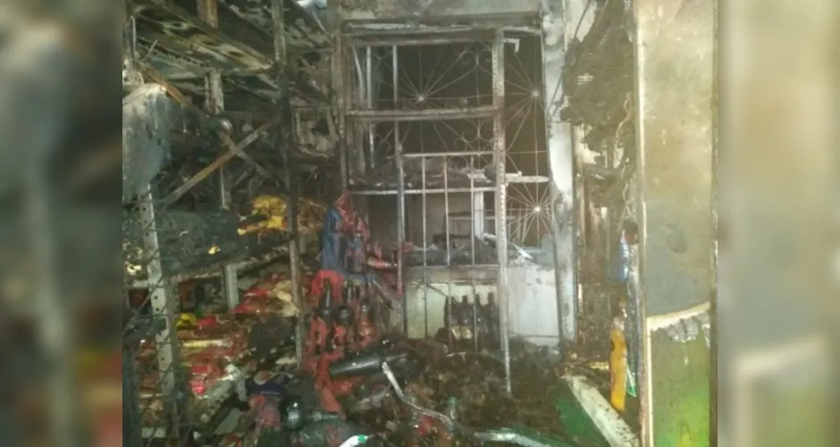 Imagem ilustrativa da imagem Incêndio destrói depósito de bebidas e atinge casa onde dormia família