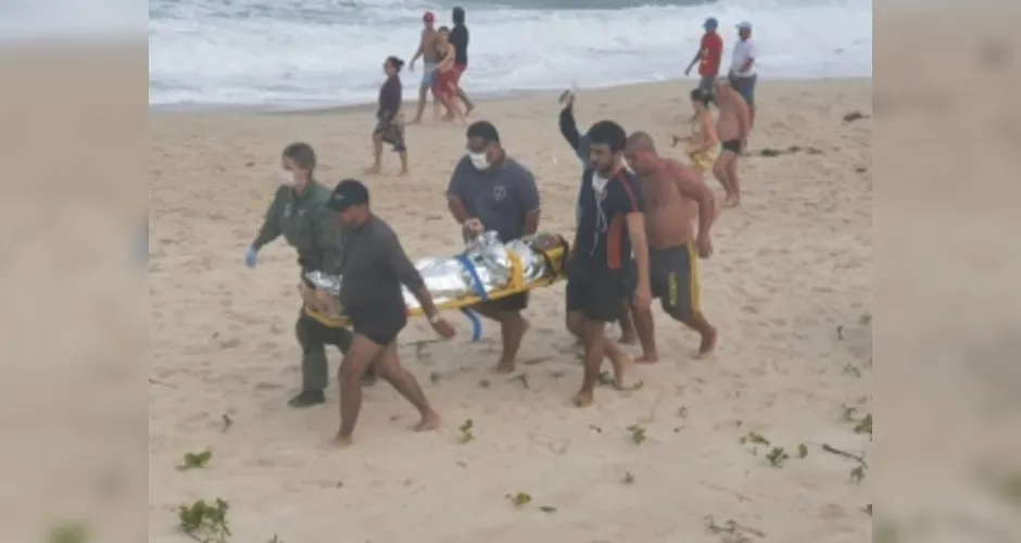 Imagem ilustrativa da imagem Duas pessoas são salvas e uma some no mar após afogamento na Barra de São Miguel