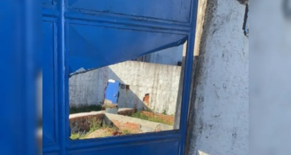 Imagem ilustrativa da imagem VÍDEOS: Torcida do CSA realiza novo protesto e quebra portão do CT Nelson Feijó