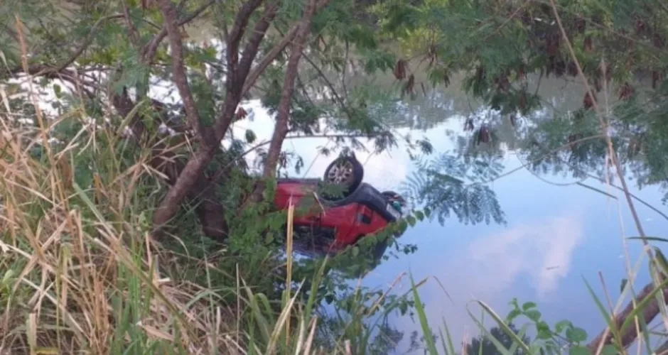 Imagem ilustrativa da imagem Motorista perde controle e carro cai em rio na AL-101-Norte, em Maceió