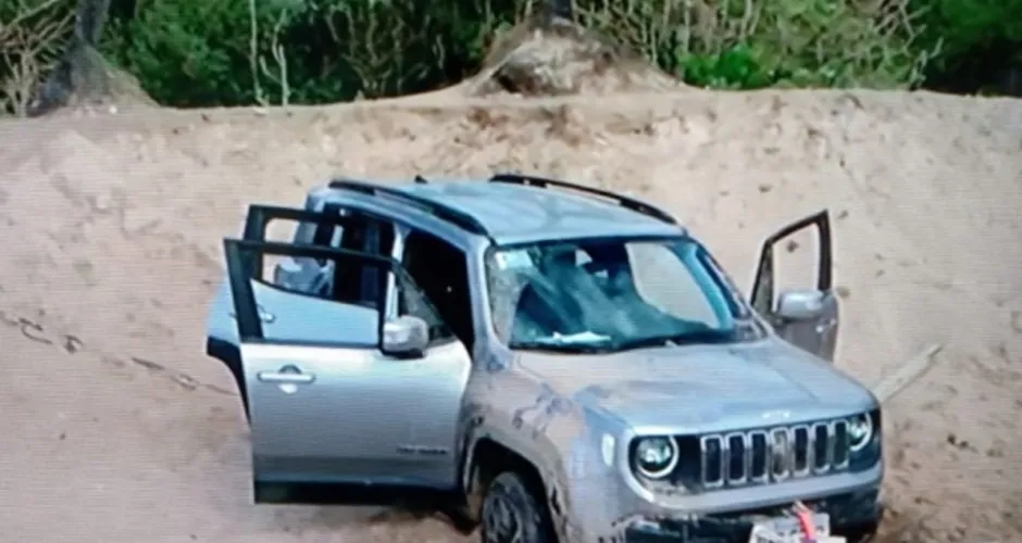 Imagem ilustrativa da imagem Carro invade praia de Jacarecica, em Maceió, e atola na areia 