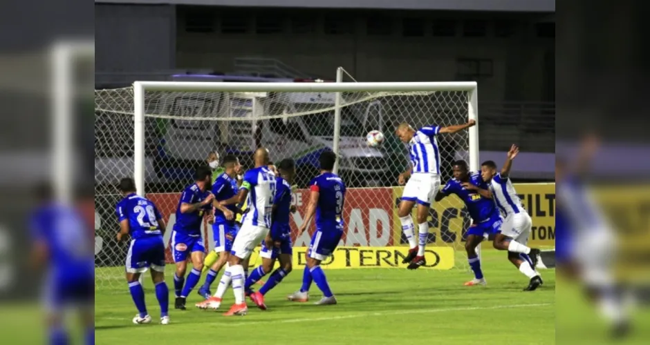 Imagem ilustrativa da imagem Com técnico interino, CSA vence o Cruzeiro e deixa a lanterna da Série B: 3 a 1