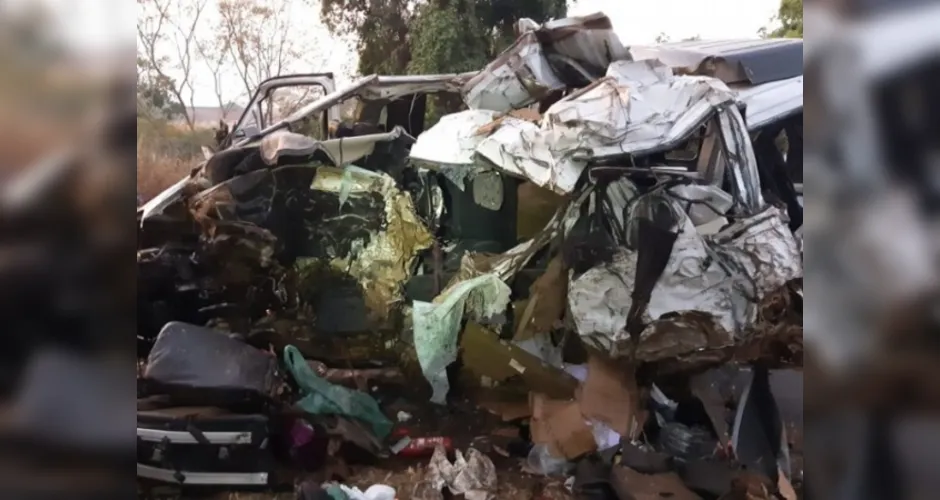 Imagem ilustrativa da imagem Acidente entre caminhão e van deixa 12 mortos em estrada de MG