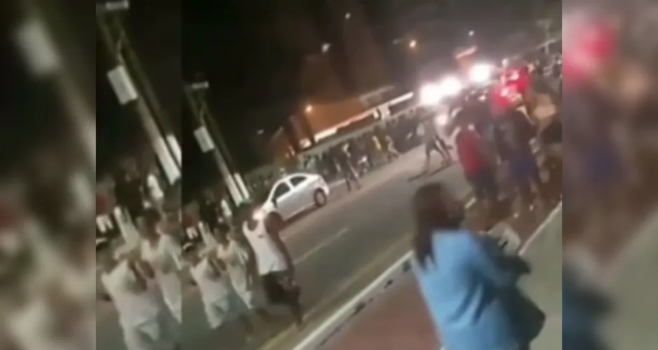 Imagem ilustrativa da imagem VÍDEO: Festa marcada pelas redes sociais provoca confusão na orla de Maceió