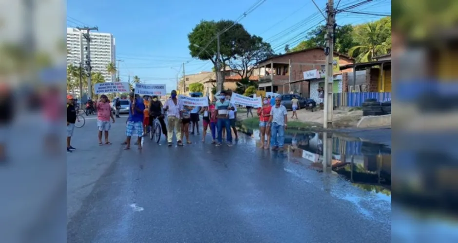 Imagem ilustrativa da imagem Moradores realizam protesto contra vazamento de água e esgoto em Guaxuma