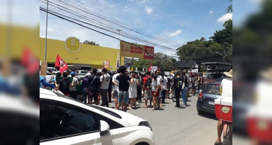 Imagem ilustrativa da imagem VÍDEO: Manifestantes protestam contra caso de racismo em supermercado 
