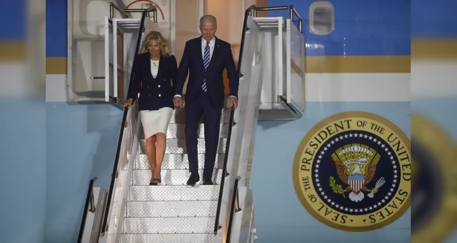 Joe Biden e sua esposa Jill desembarcam no aeroporto da Cornualha, no Reino Unido, na primeira viagem internacional do presidente