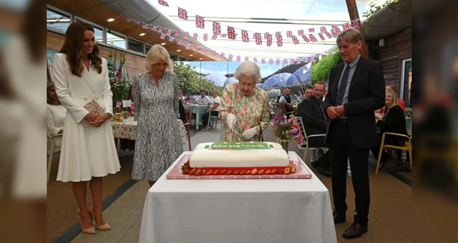 Rainha Elizabeth II corta bolo com uma espada durante evento do G7 na Cornualha, no Reino Unido, nesta sexta (11)
