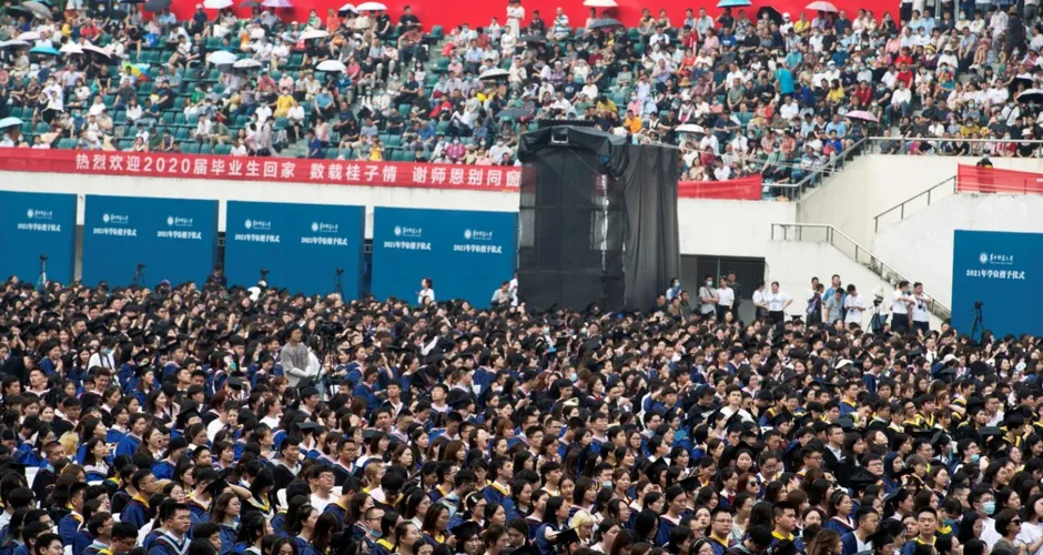 Graduandos participam de cerimônia na Central China Normal University, em Wuhan, na província de Hubei, em 13 de junho de 2021. Formatura inclui estudantes que não tiveram cerimônia no ano passado devido à pandemia do novo coronavírus.